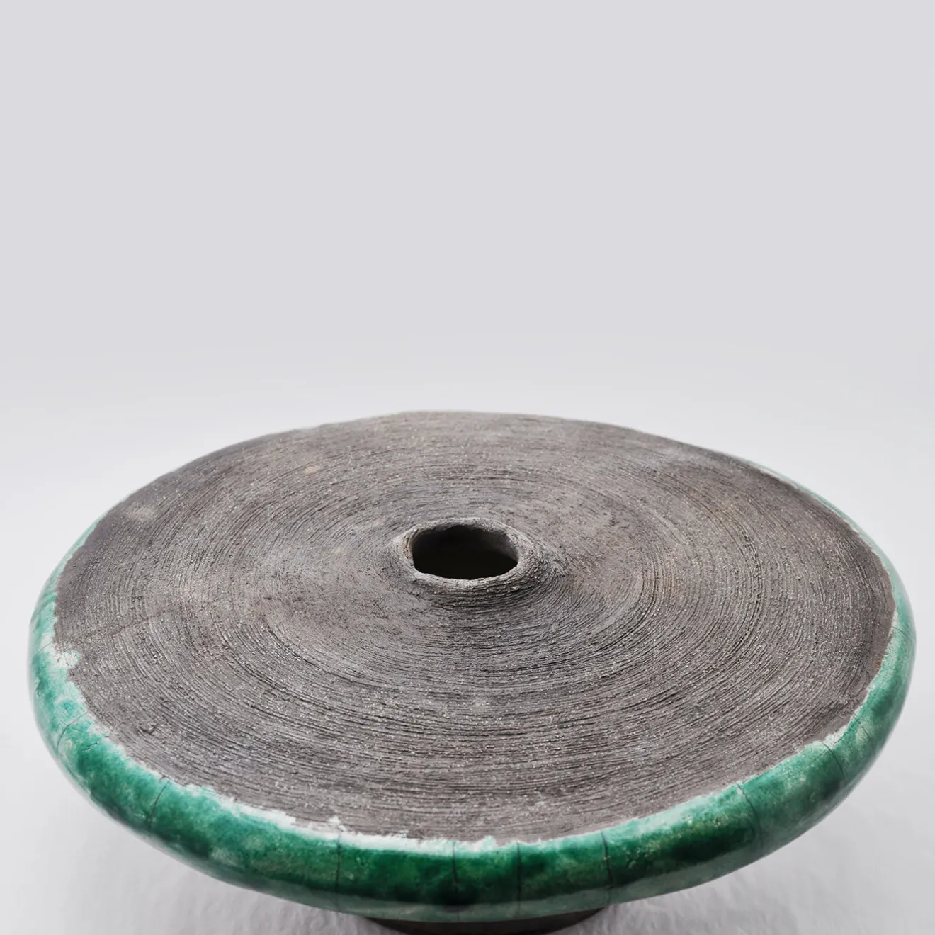 Design Center 1991 Vaso scultura rotondo in raku Intorno al Cerchio di Nino Basso
