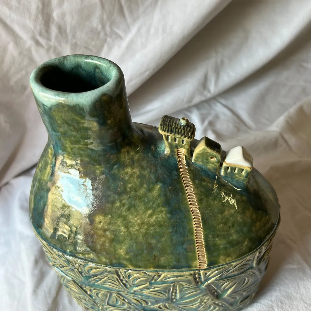 Metakeramos Vaso Versante Silenzioso in Ceramica Verde della Collezione Micromondo