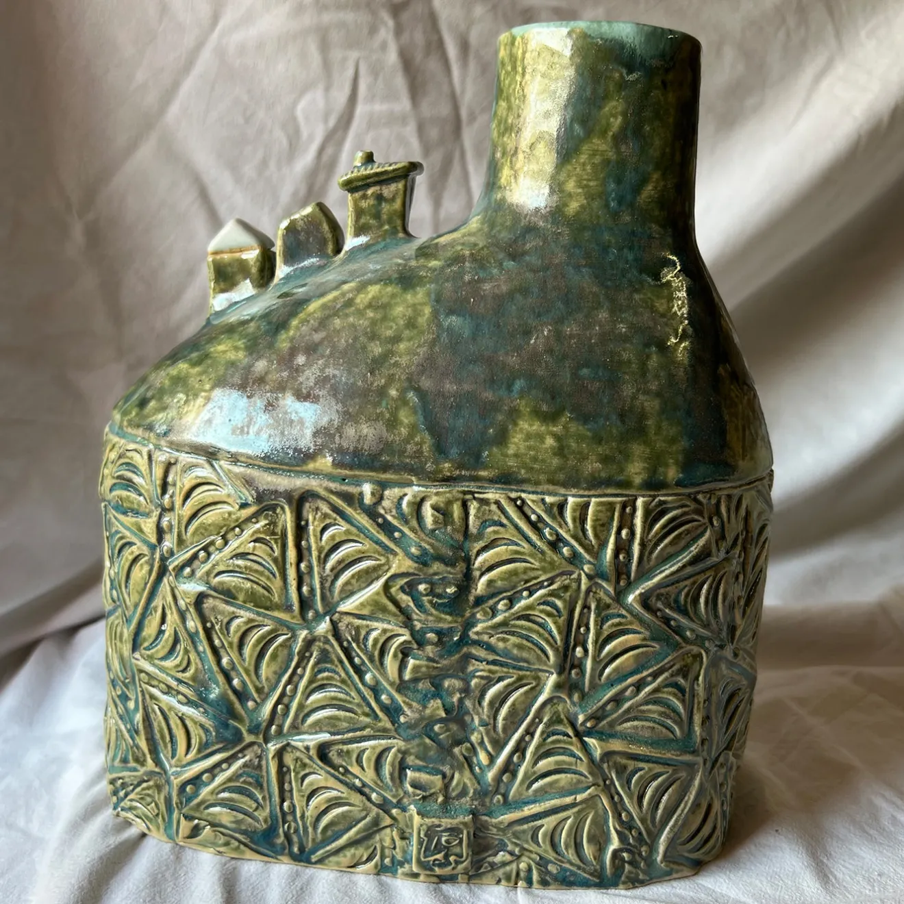 Metakeramos Vaso Versante Silenzioso in Ceramica Verde della Collezione Micromondo