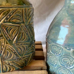 Metakeramos Vaso Versante Silenzioso in Ceramica Verde della Collezione Micromondo