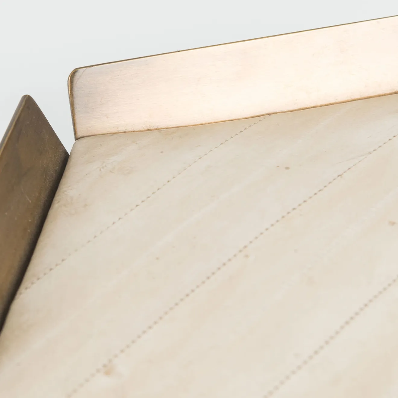 Selezioni Domus Vide Poche in Pelle di Anguila e Ottone Lucido Chiaro Nuance Crema